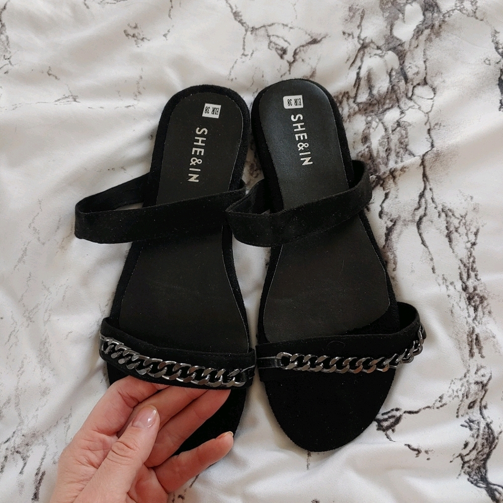 Flat sandals with chain detail